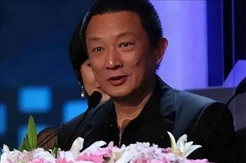 風(fēng)流導(dǎo)演跌落神壇 曾毀半壁美人江湖，今六十七歲獨(dú)飲寂寥